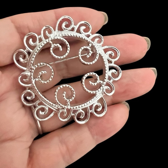 Vintage silver tone swirl brooch signed Sarah Coventry - Picture 1 of 8